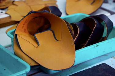 De verwerking van leer in het schoenatelier van Melvin & Hamilton
